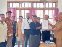 Kesbangpol Serahkan SKT DPC LPRI Kabupaten Malaka