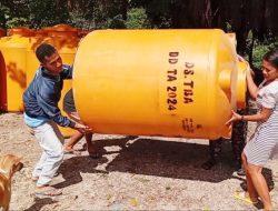 Pemerintah Desa Taaba Bagi Puluhan Fiber Air Atasi Krisis Air Bersih